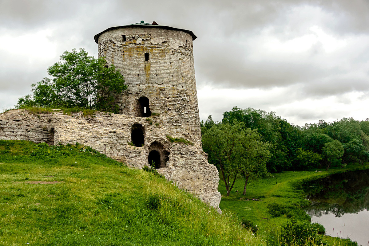 The complex of fortress buildings of the Outer Town: Gremyachaya Tower, 16th century