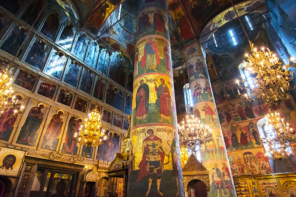 モスクワの生神女就寝大聖堂のインテリア。