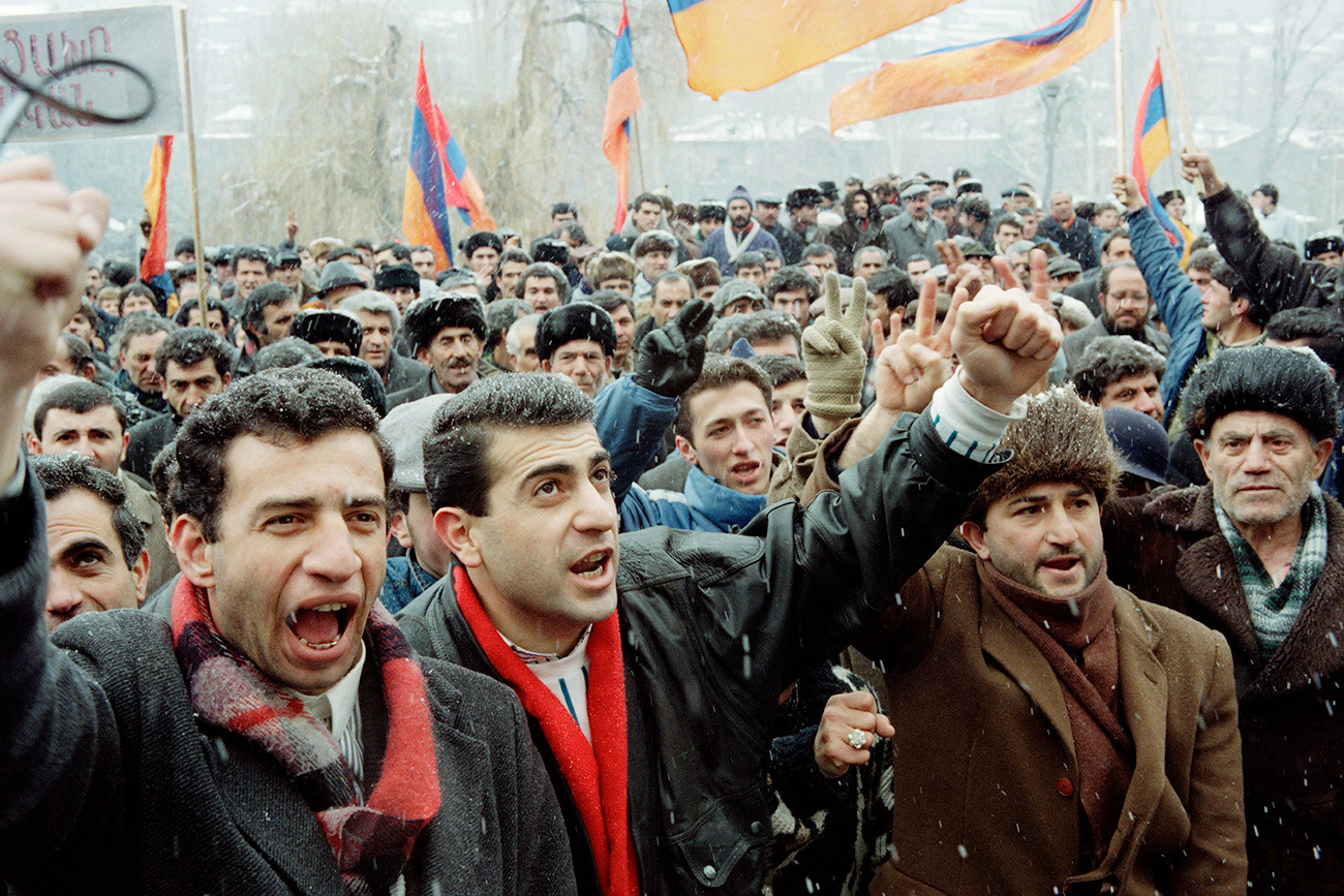 Gomila okupljena u Jerevanu na prosvjedu protiv azerbajdžanske agresije u spornoj enklavi Gorski Karabah.