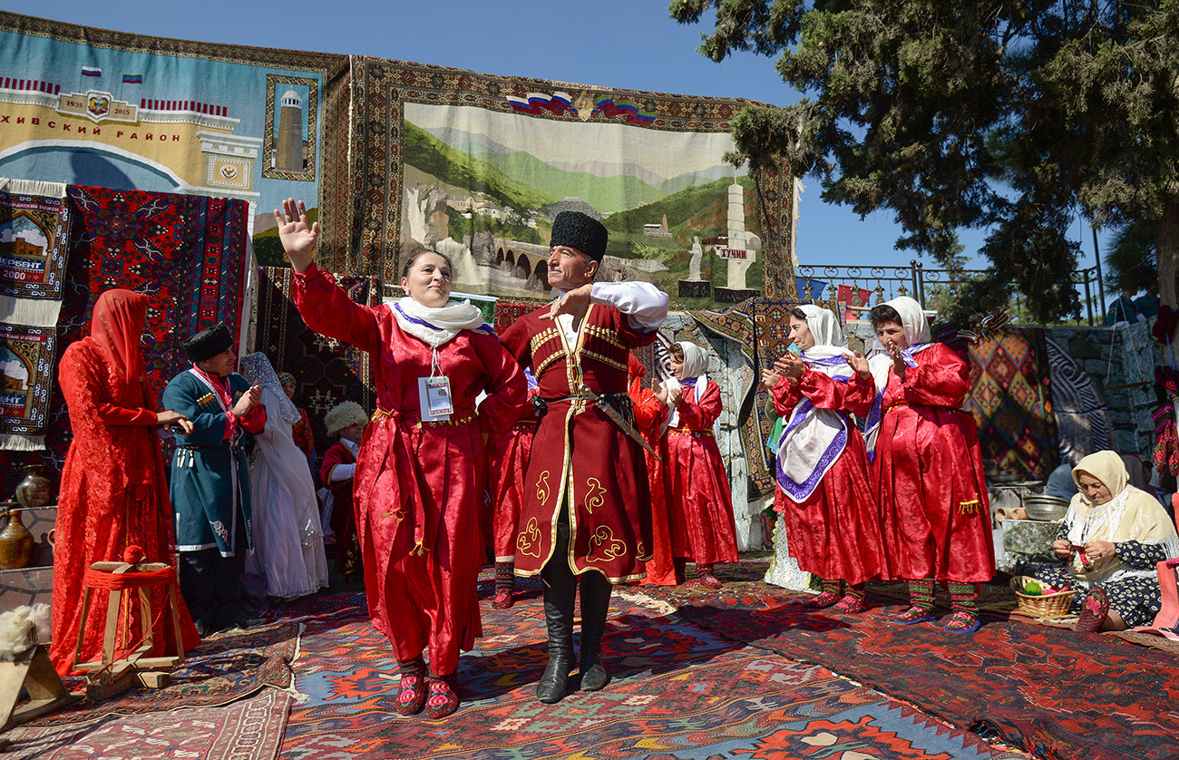 Учесници Фестивала националних култура и филијала народа Дагестана на Тргу слободе у оквиру прославе 2000-годишњице Дербента.