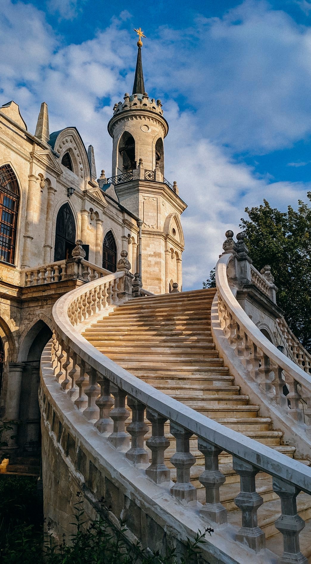 Castle москва. Замок масонов усадьба Быково. Усадьба Быково лестница. Усадьба Быково и рыбацкий Бастион. Средневековый замок в Москве.