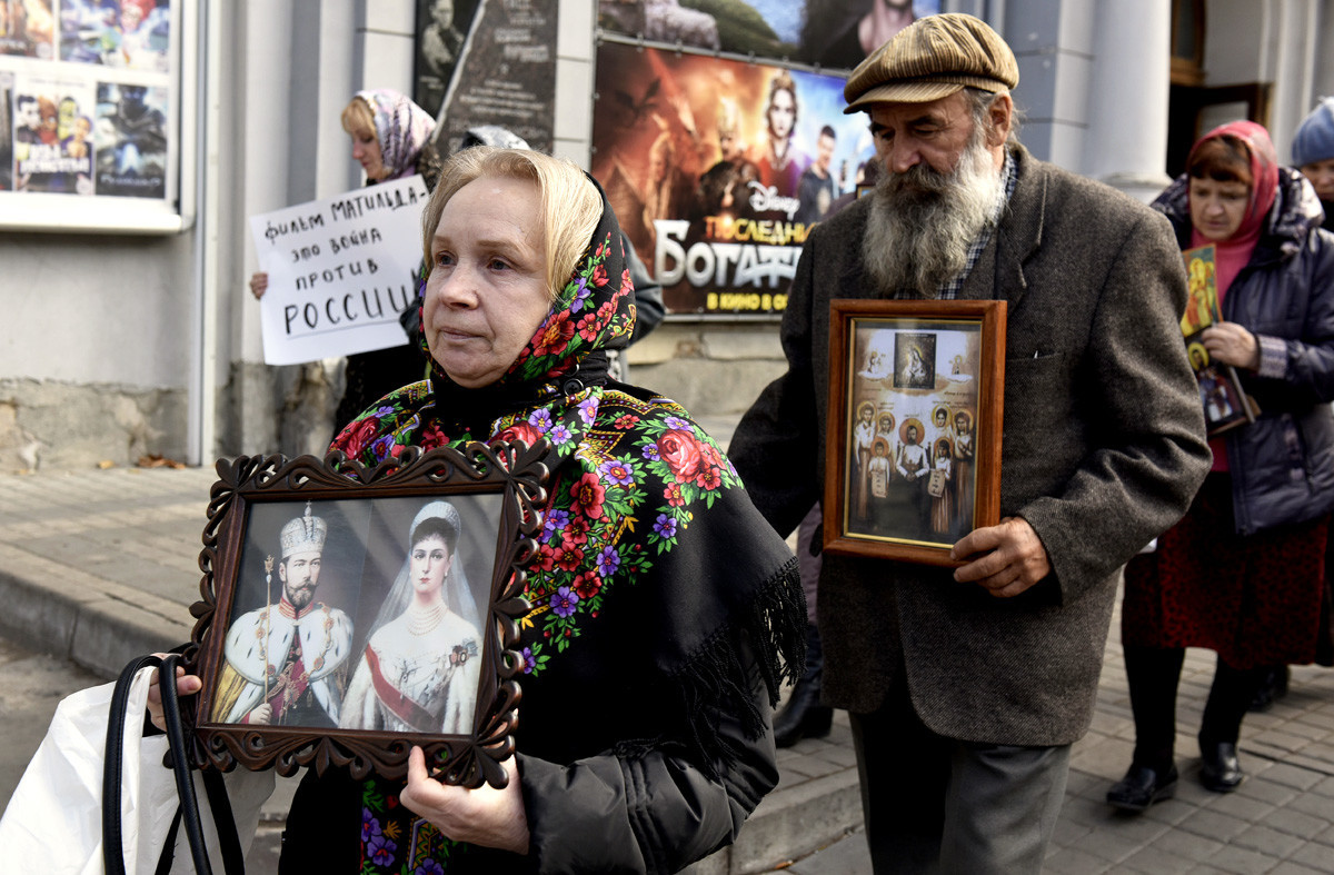 Manifestantes em Simferopol contra o filme 