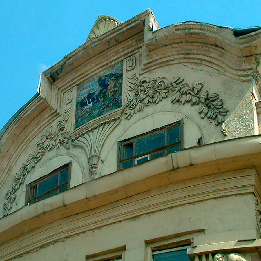 Barljef i mozaik na krovu Kuće Nirnzejea.


