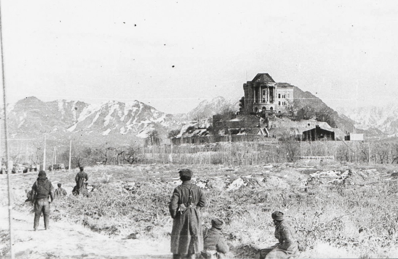 Дворац са десног крила после јуриша 27.12.1979.