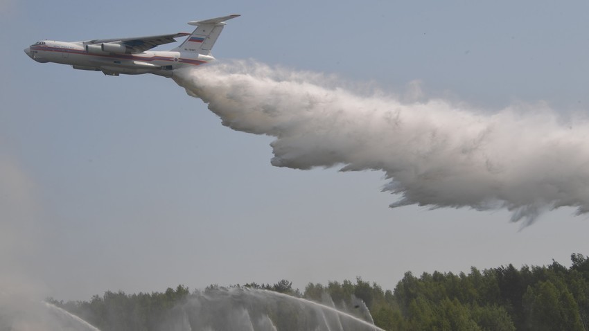 Военные летчики на вертолетах в Левашово тренировались тушить лесные пожары 5d4c893315e9f97e6c0493d5