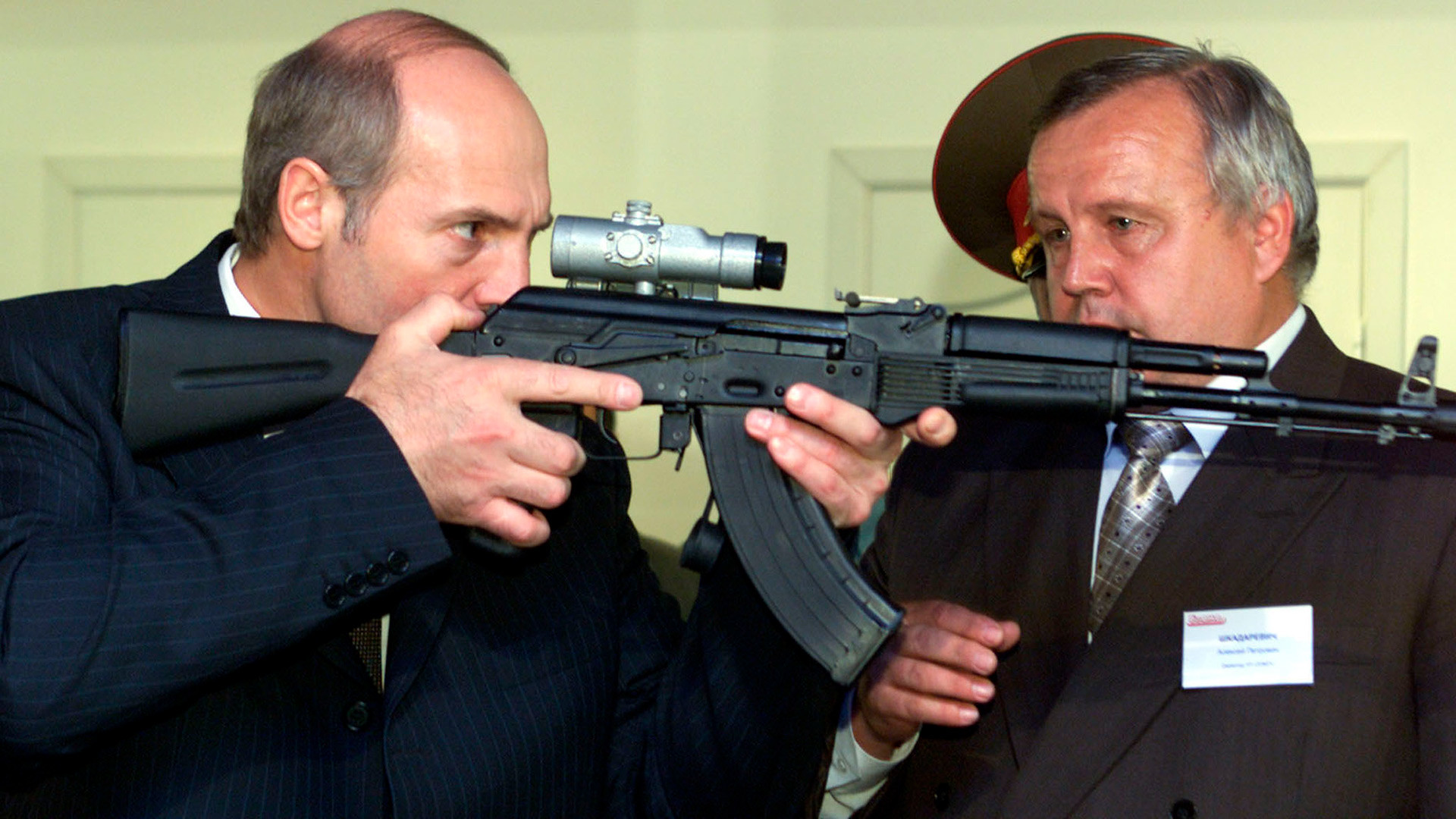 2001年にミンスクの工場でAKをテストするベラルーシのアレクサンドル・ルカシェンコ大統領。