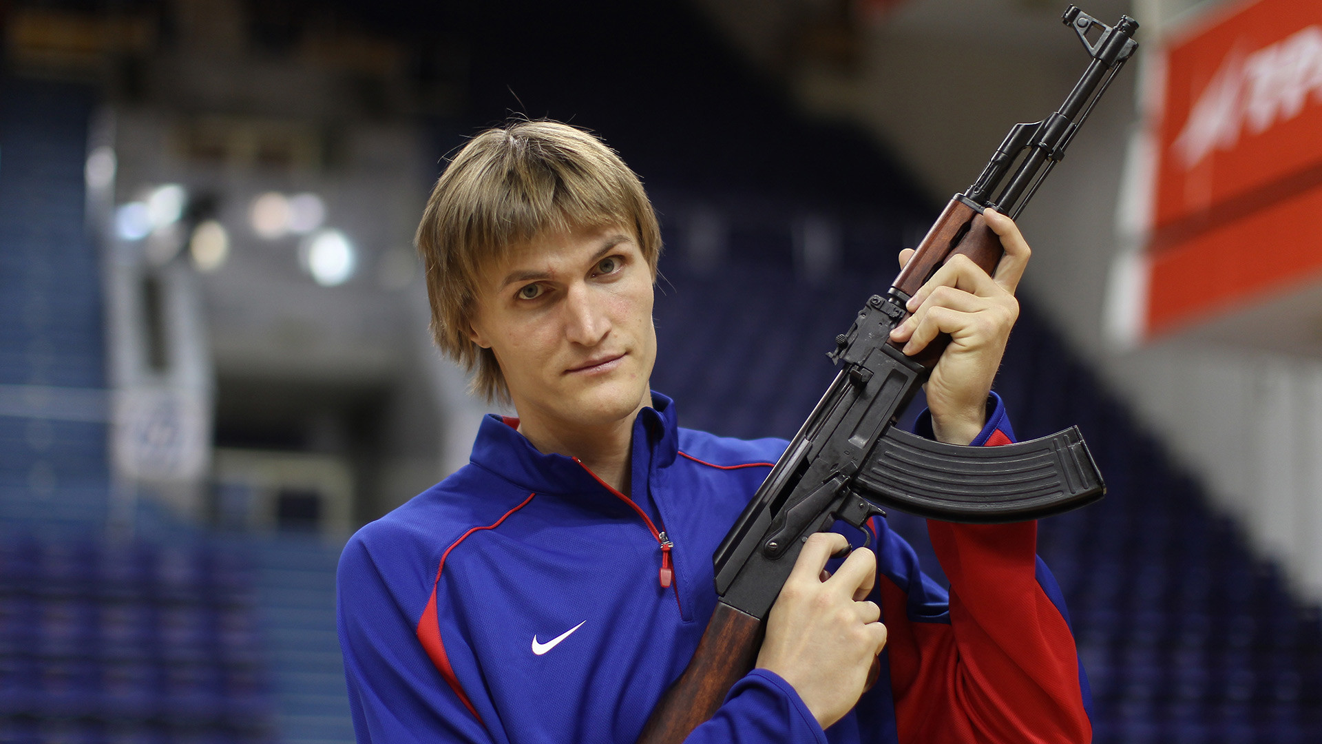 自身の新しいバスケットボール・クラブの写真撮影でAKを持つバスケットボール界のスーパースター、アンドレイ・キリレンコ。