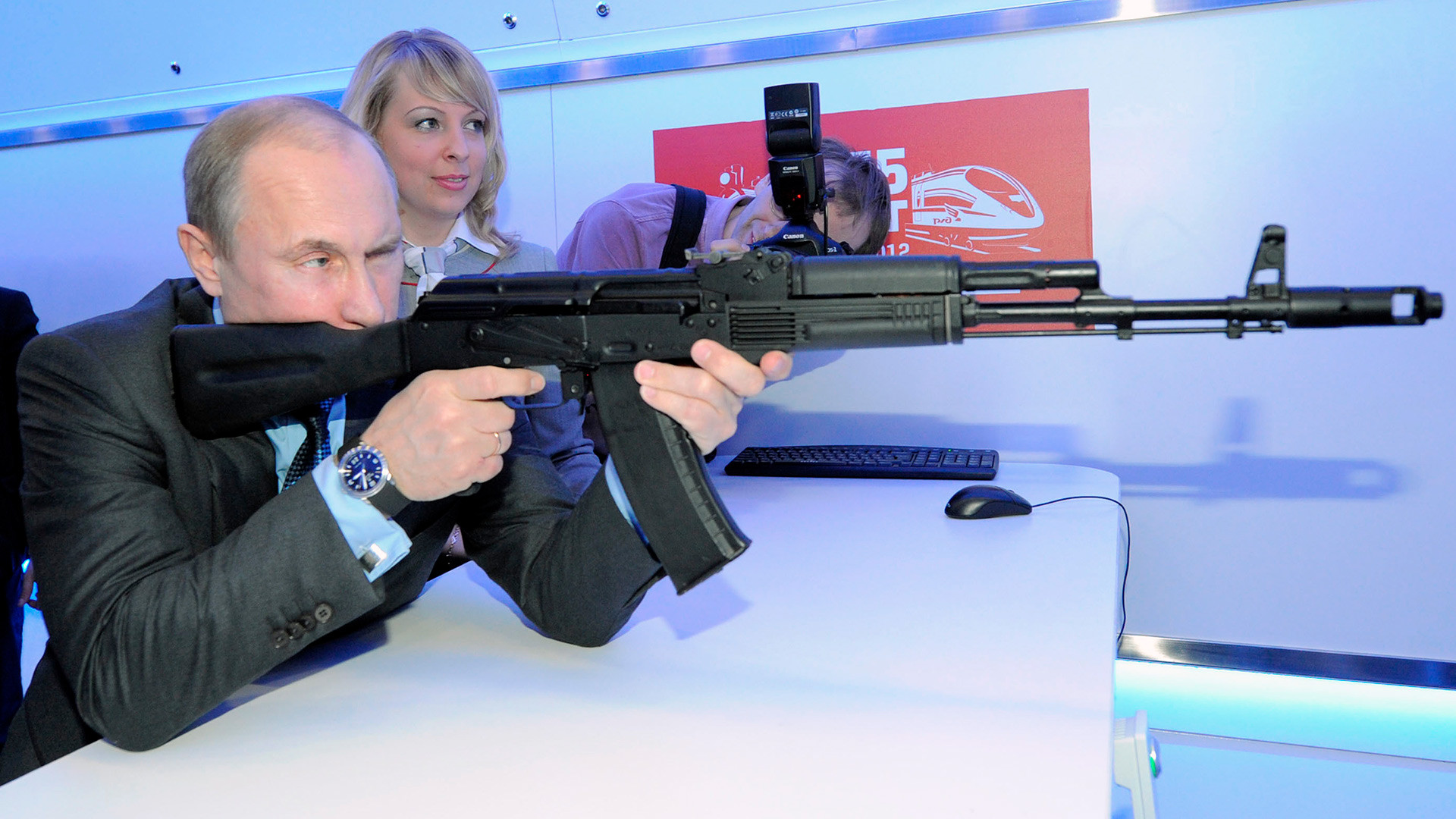 ロシアの軍事展示会でAKをテストするウラジーミル・プーチン大統領。