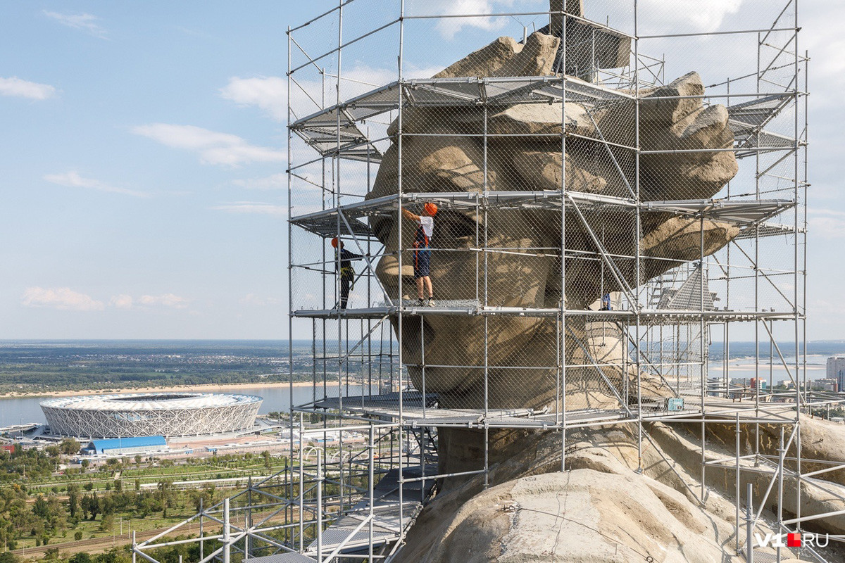 giant-motherland-calls-monument-gets-an-epic-facelift-photos-russia