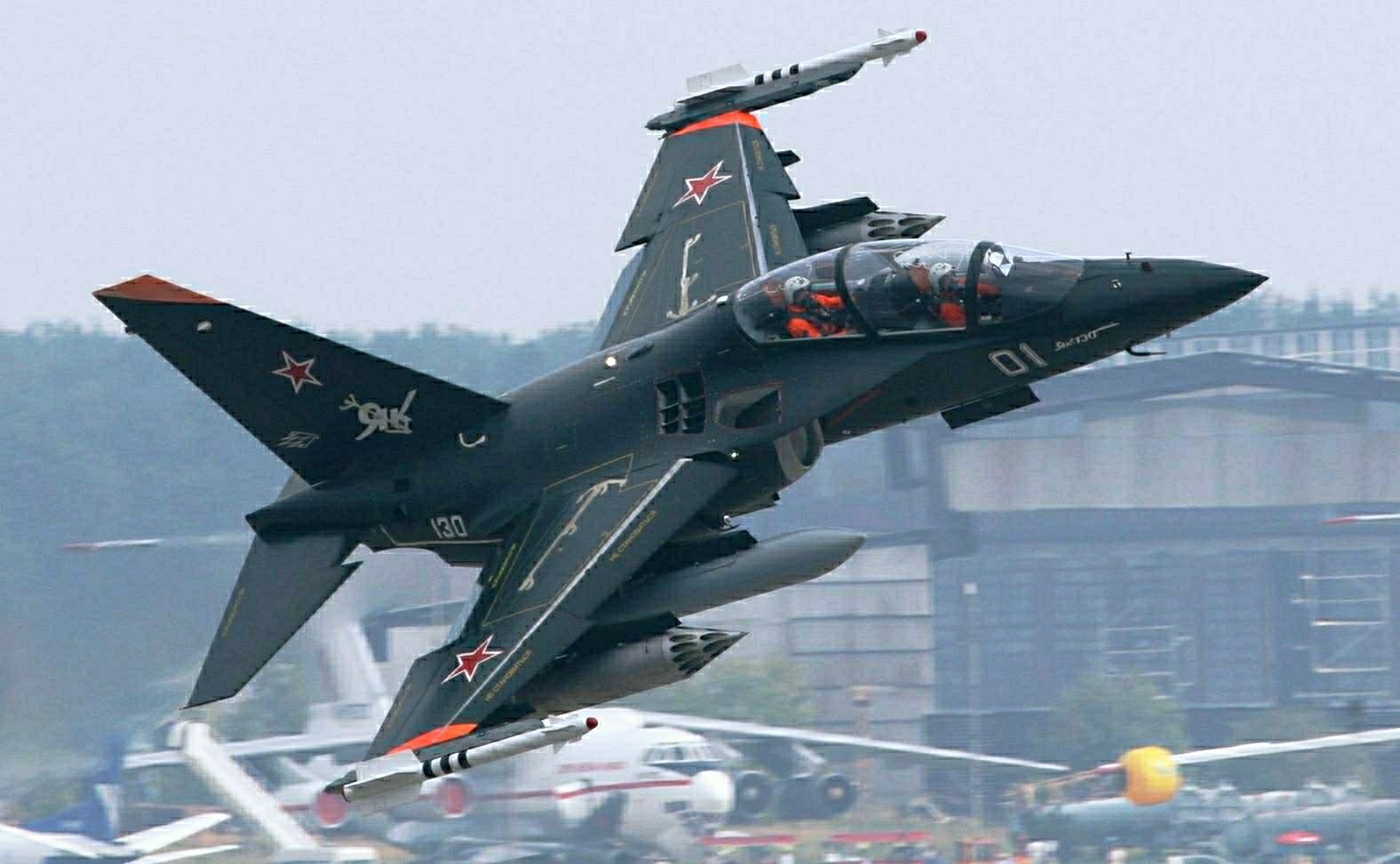 Descubre Como Es El Famoso Avion Yak 130 Entrenando Y En Combate Video Russia Beyond Es