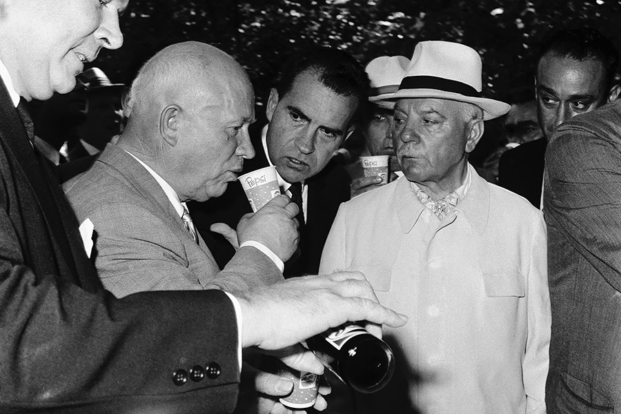 Resultado de imagen de Kruschev tomando pepsi cola