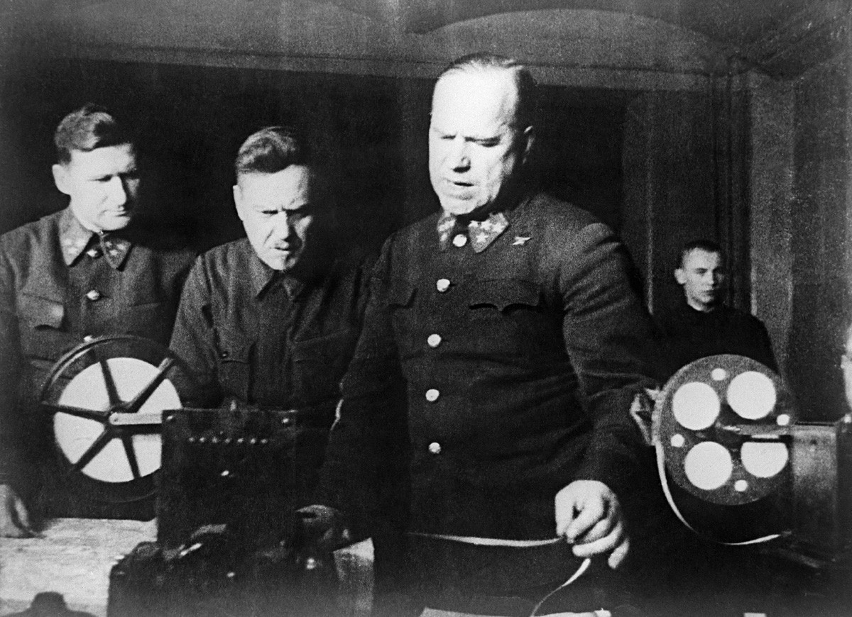 Великая Отечественная война 1941-1945 годов. Битва под Москвой. Штаб Западного фронта. Справа: командующий Западным фронтом генерал армии Георгий Жуков.