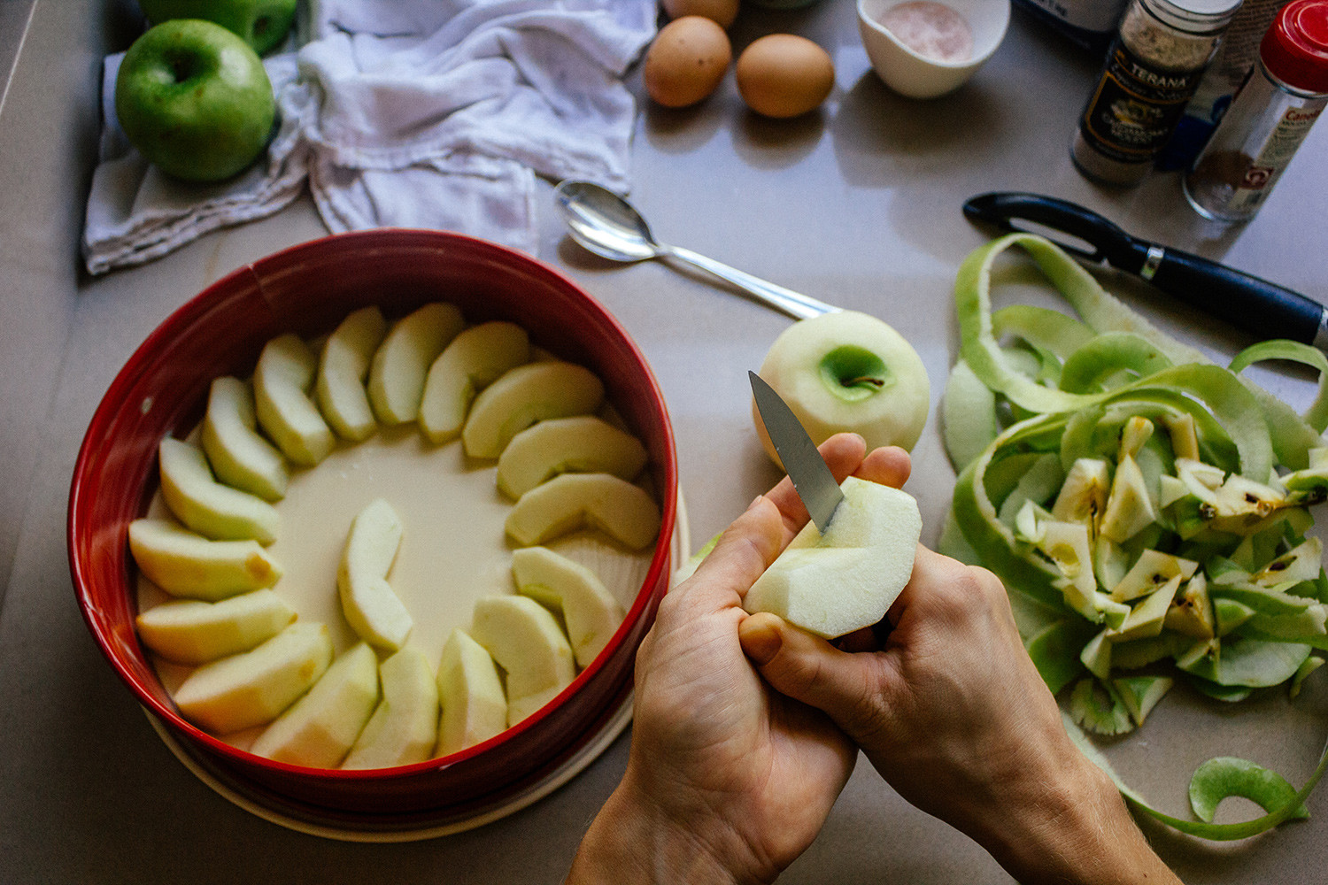 sharlotka-the-first-apple-recipe-that-most-russian-kids-learn-russia