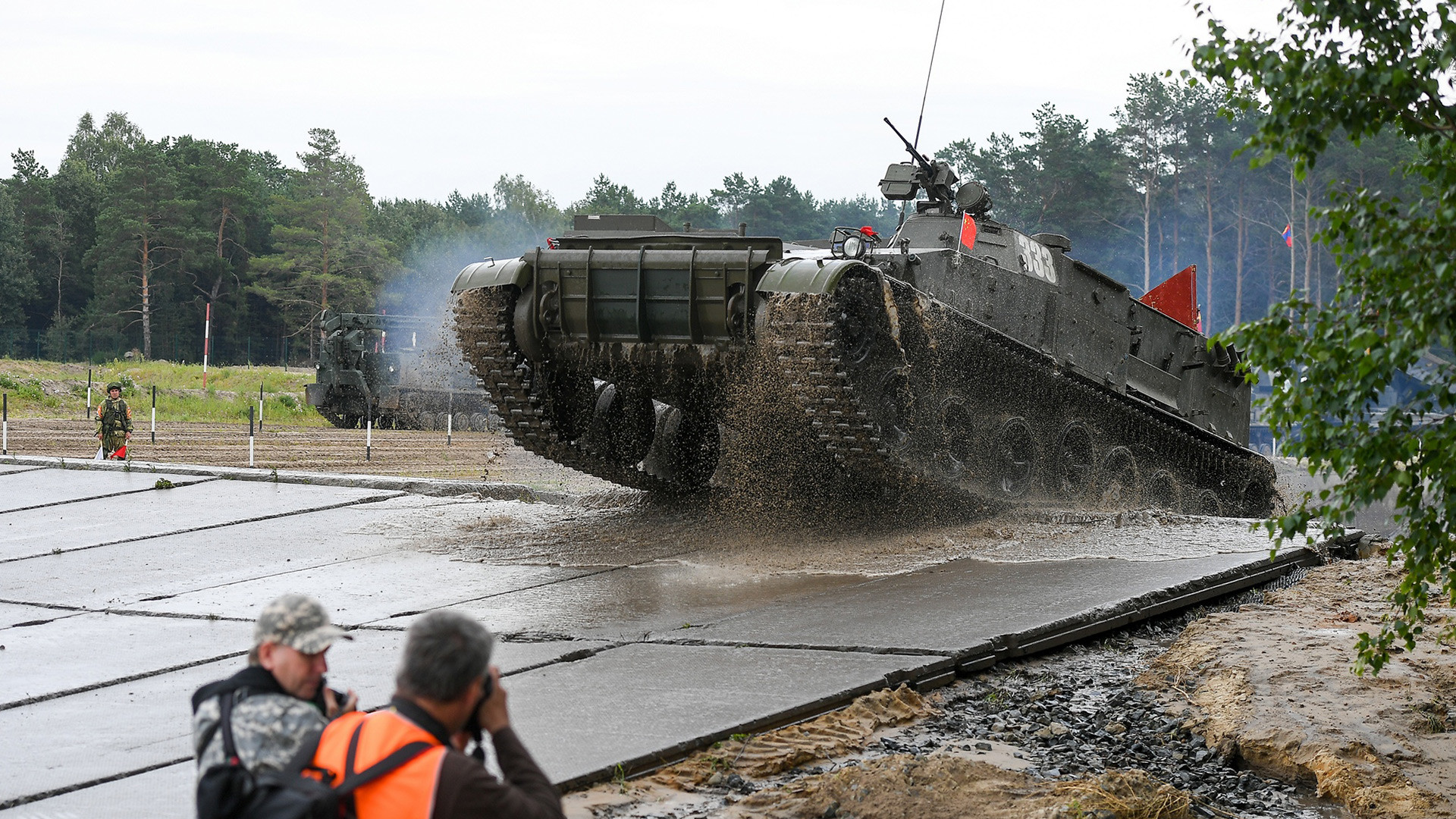 FOTO: Begini Cara Menyeberangkan Tank di Sungai Raksasa - Russia Beyond