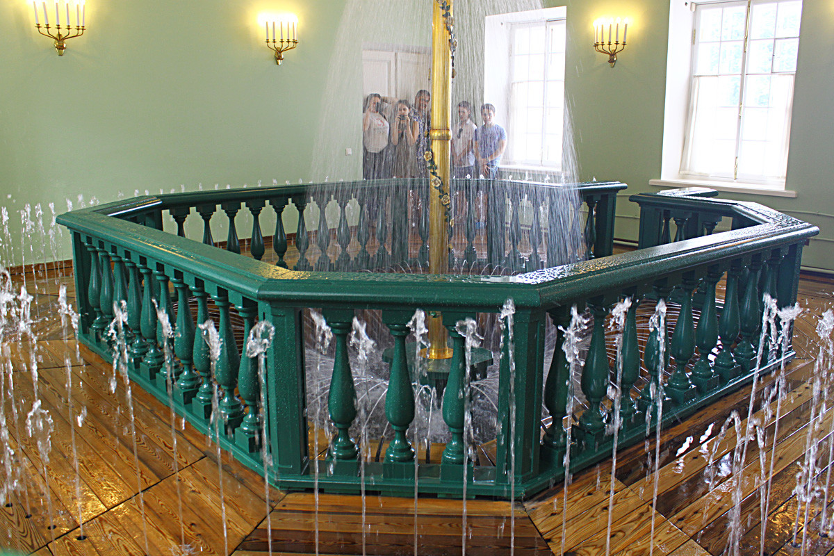 La fuente en los cuartos de baño en el Palacio Monplaisir
