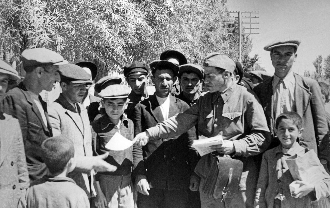 Iran. Tabriz, 26. kolovoza 1941. Sovjetski politički rukovoditelj dijeli agitacijske listiće žiteljima grada. Crvena armija je zauzela grad u sklopu Iranske operacije.
