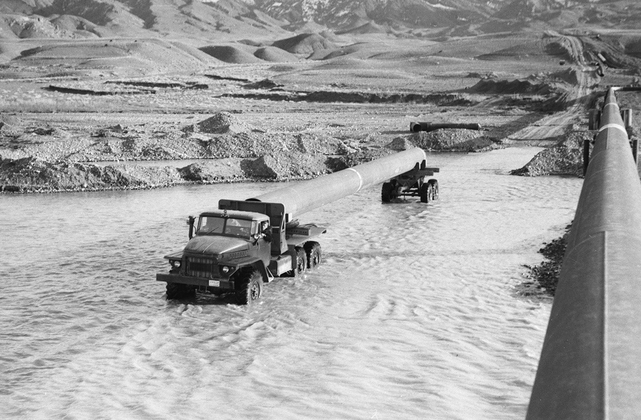 Iran, 1. lipnja 1947. Kamion natovaren cijevima za budući plinovod prelazi rijeku.