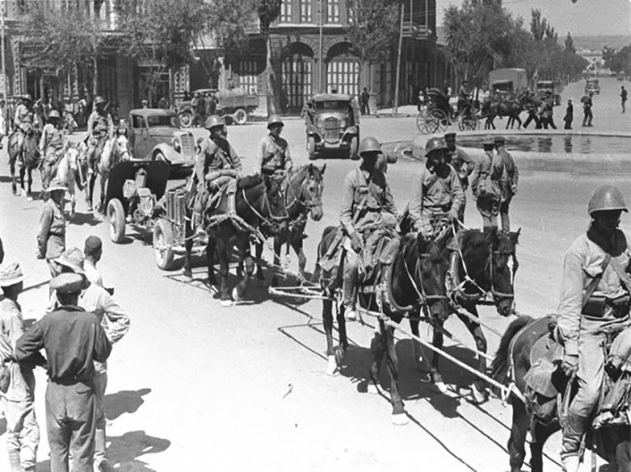 Por que Grã-Bretanha e URSS invadiram o Irã enquanto os nazistas estavam às portas de Moscou? Por que Grã-Bretanha e URSS invadiram o Irã enquanto os nazistas estavam às portas de Moscou?