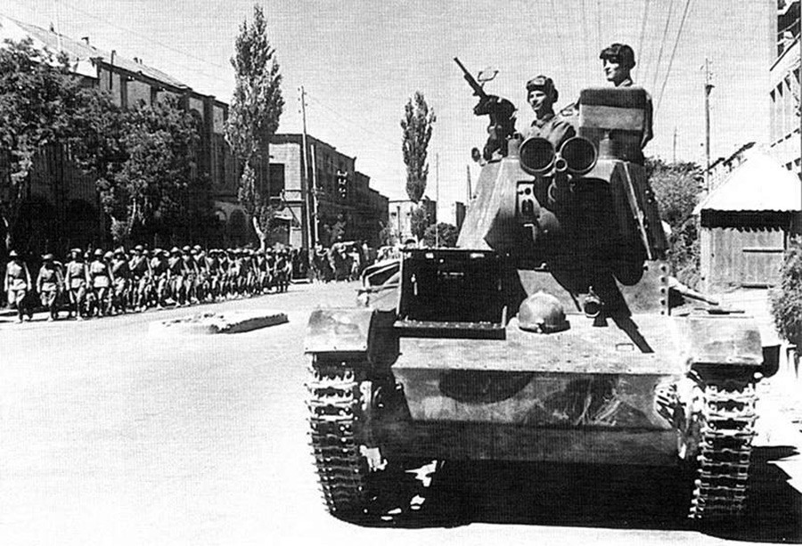Por que Grã-Bretanha e URSS invadiram o Irã enquanto os nazistas estavam às portas de Moscou? Por que Grã-Bretanha e URSS invadiram o Irã enquanto os nazistas estavam às portas de Moscou?