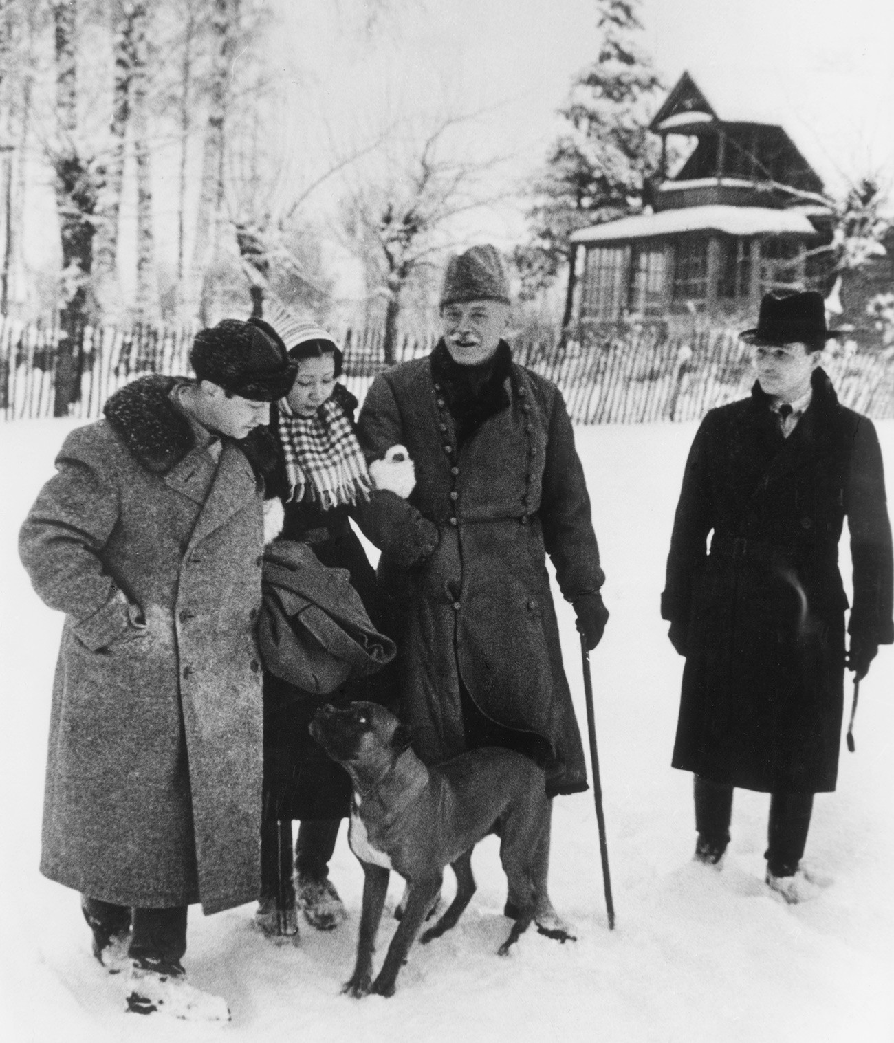 Verner von der Schulenburg (in the center) in Moscow.