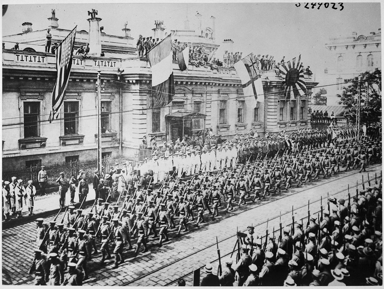 Владивосток, Россия, Сентябрь 1919 Года. Солдаты и моряки из многих стран выстроились в ряд перед зданием штаба союзников.
