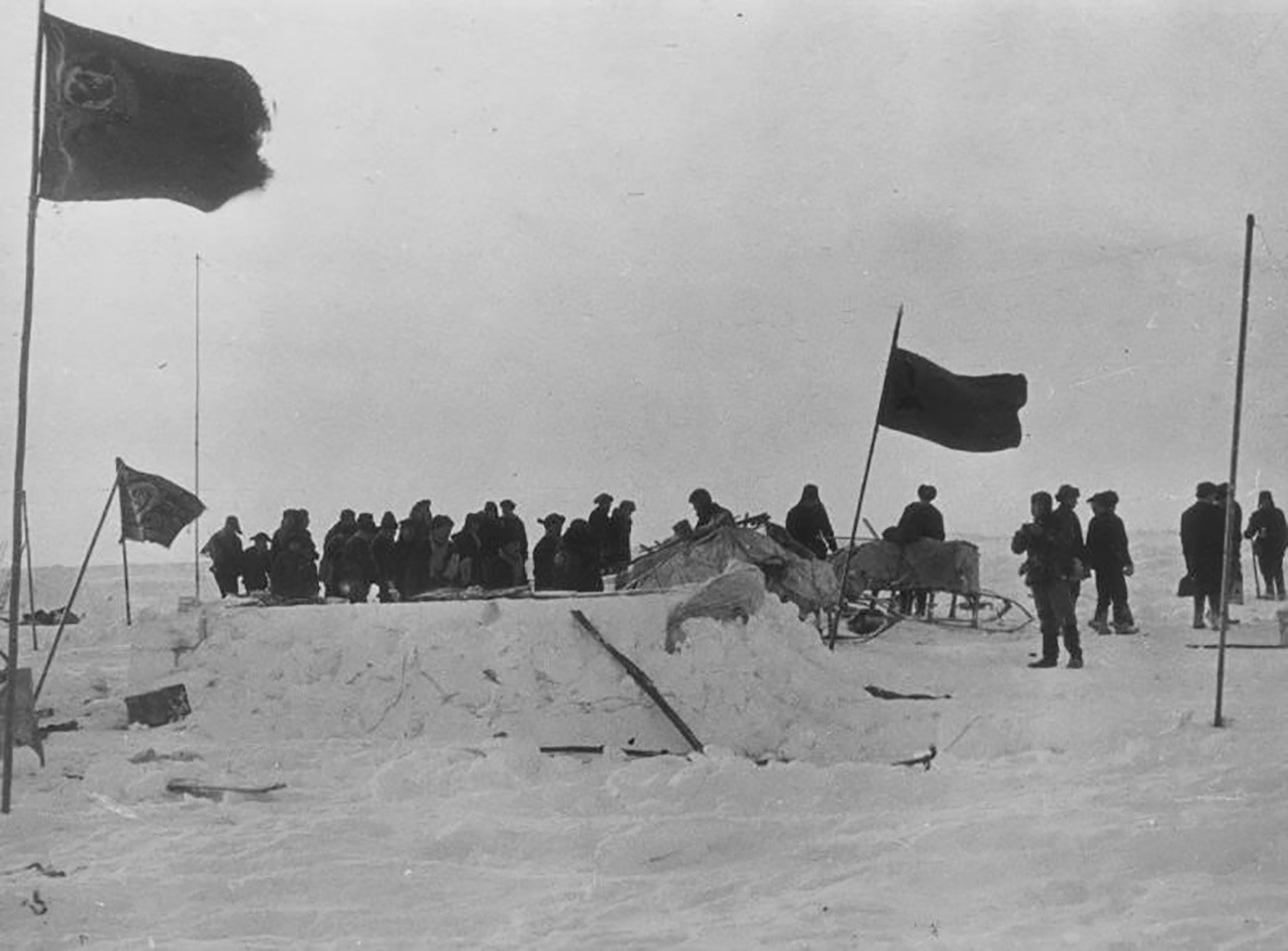 Первая дрейфующая полярная станция. Станция Северный полюс 1. Дрейфу.щая станция Северный полюс-1. 1937 Полярная станция Северный полюс 1. Северный полюс 1 Папанин.