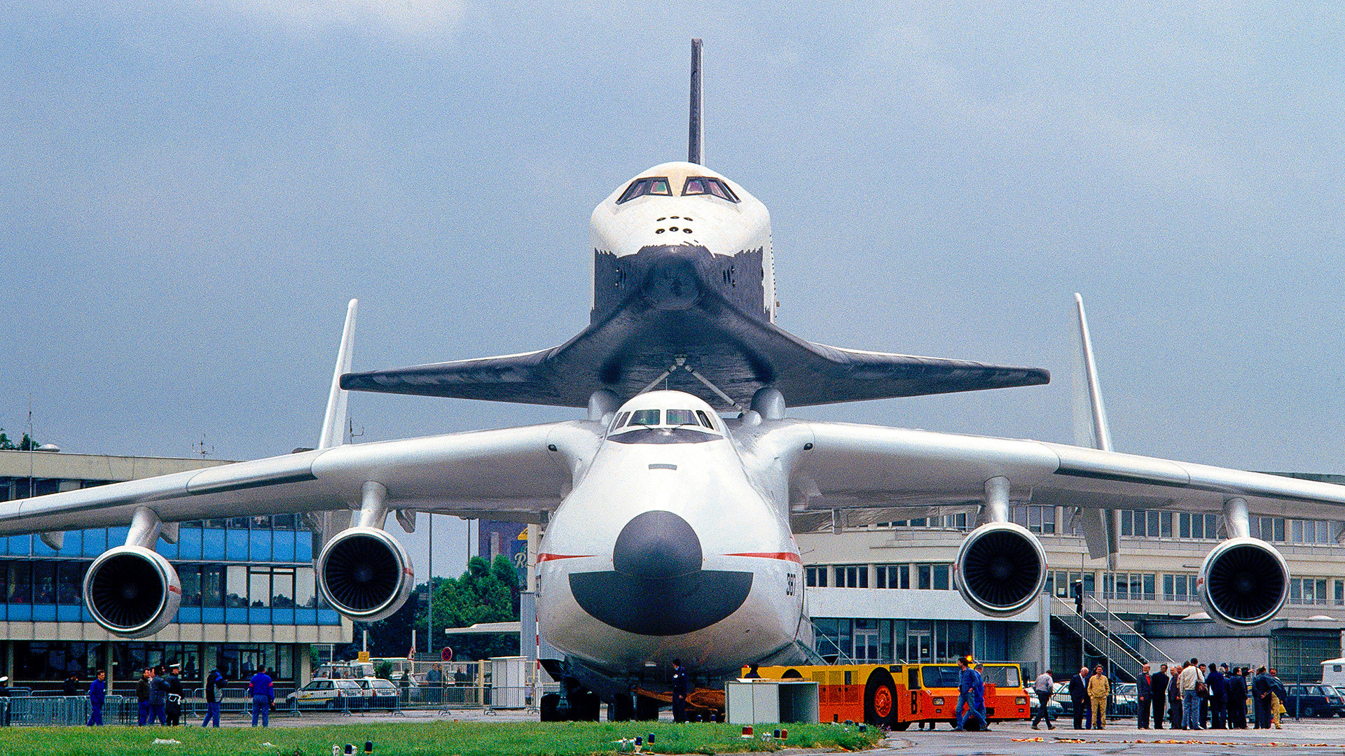 O Antonov An-225 Mriya 'Cossack' sendo rebocado no Paris Airshow de 1989, com o ônibus espacial soviético Buran nas costas