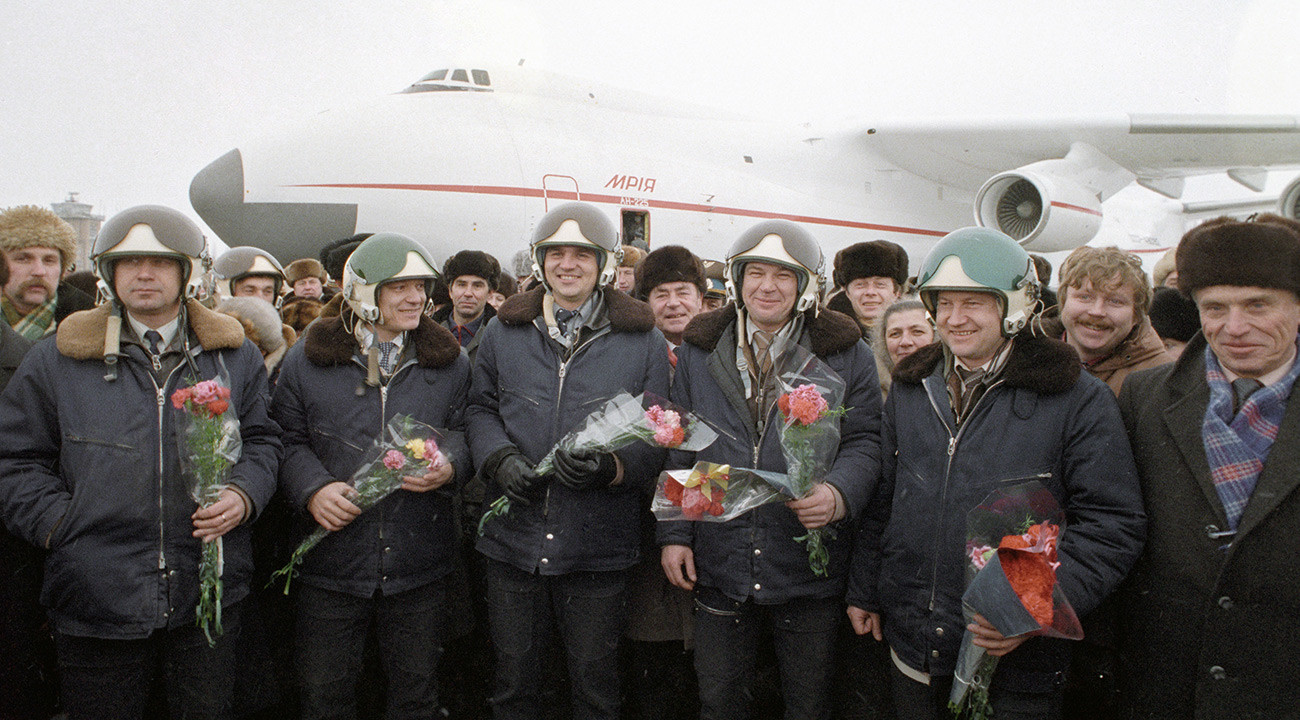 A tripulação do Mriya após a conclusão bem-sucedida do primeiro voo de teste.