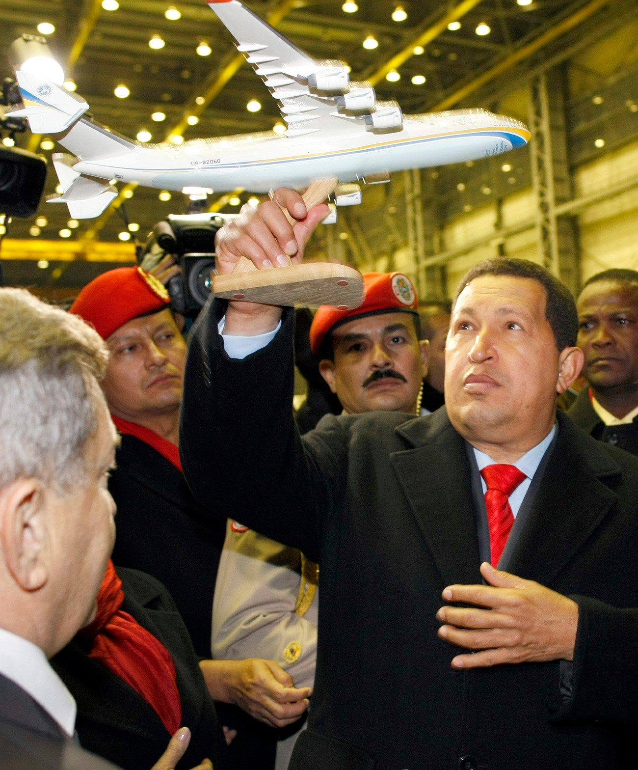 Esta foto tirada em 18 de outubro de 2010 mostra o presidente da Venezuela, Hugo Chávez (R), segurando um modelo do avião Antonov An-225 Mriya durante sua visita à fábrica da Antonov em Kiev.