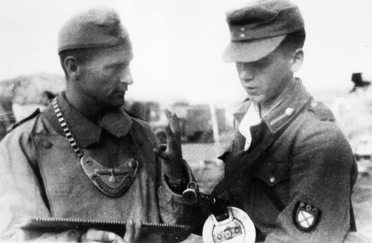 German soldier talking to general Vlasov's RLA trooper.