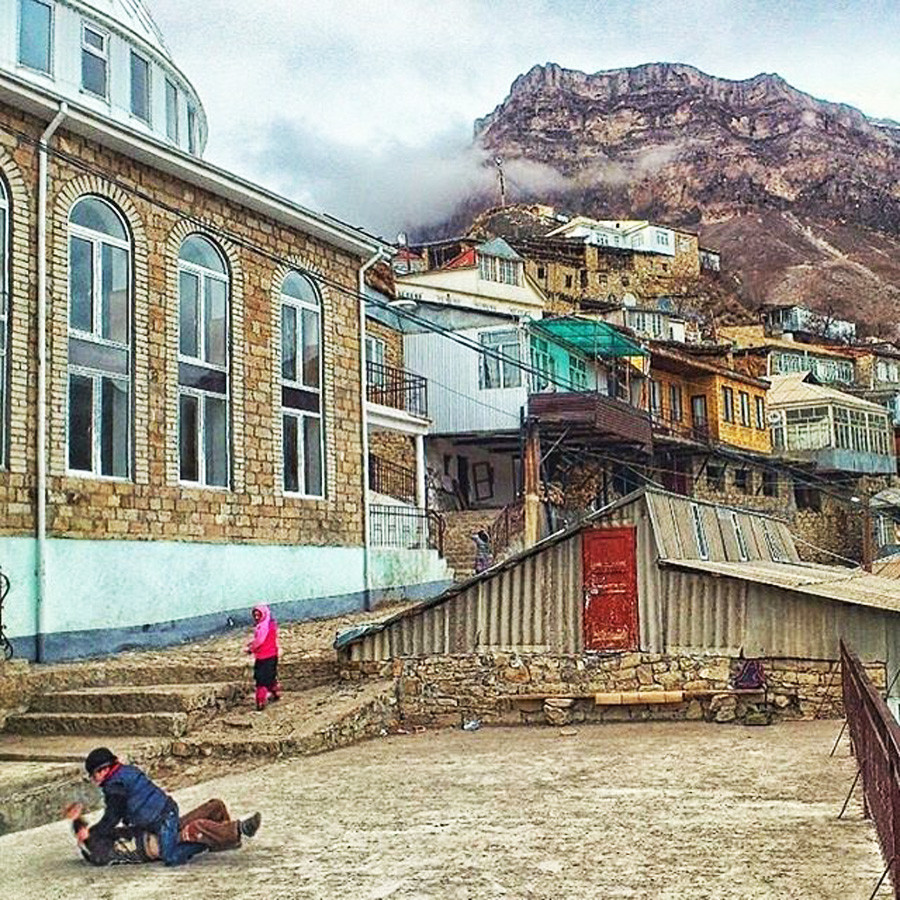 Photo: la maison de Khabib Nurmagomedov en Makhachkala, Dagestan, Russia.
