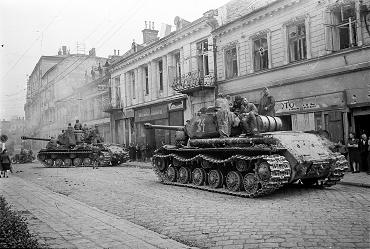 Ис 1945. Танк ИС 2 1944. ИС-2 В Берлине. Танки ИС 2 В Берлине. Ис2 1945.