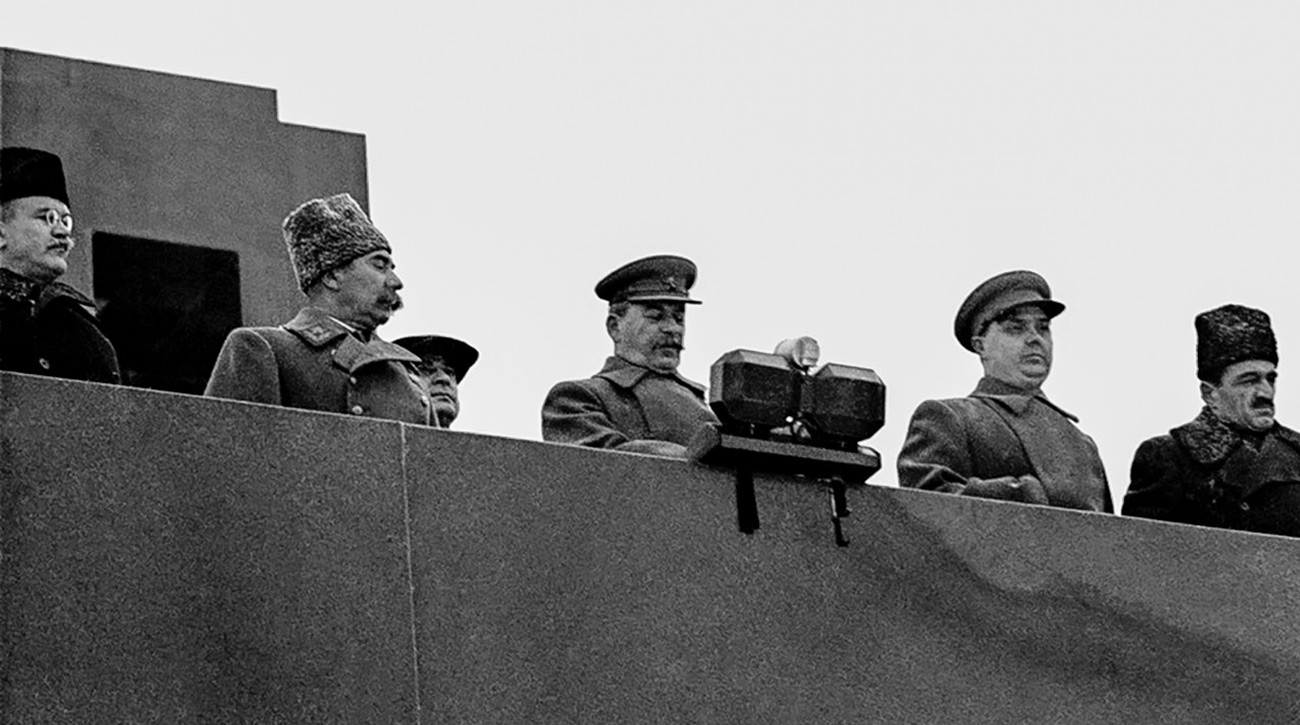 De File Place Rouge Pourquoi les Soviétiques ont-ils célébré la Révolution alors que Moscou ...