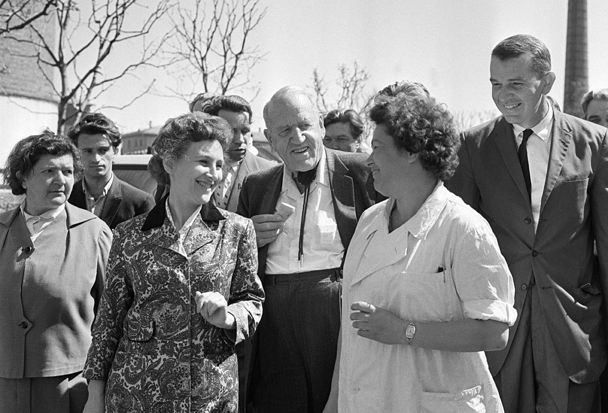Москва. СССР. 10 май 1963 г. американският фермер Розуел Гарст (вляво) и неговият племенник Джон Кристал (вдясно) посещават Изложбата напостиженията на националната икономика.