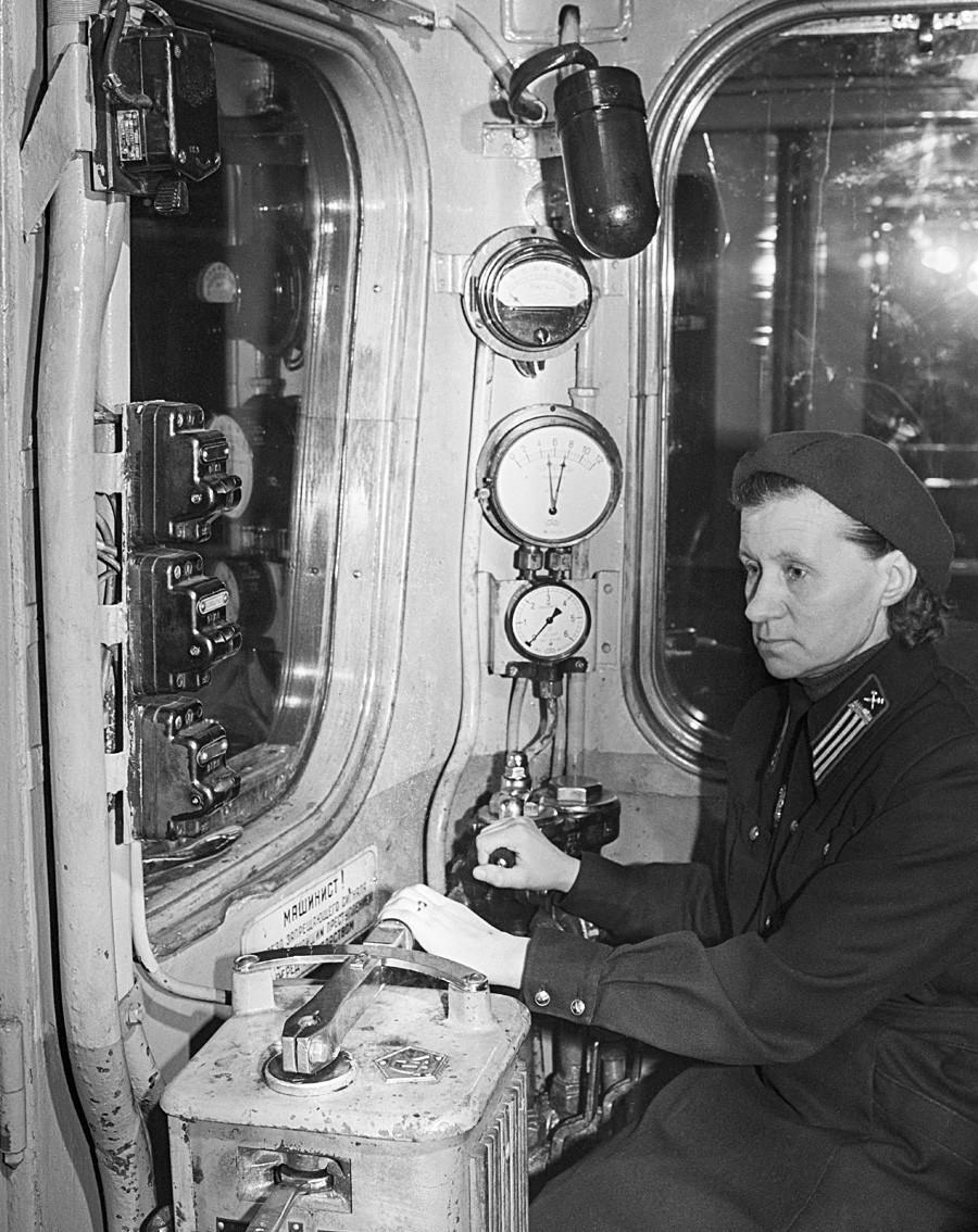 Femme Qui Tombe Sous Le Train En images: Historique de la féminisation du métier de conducteur de