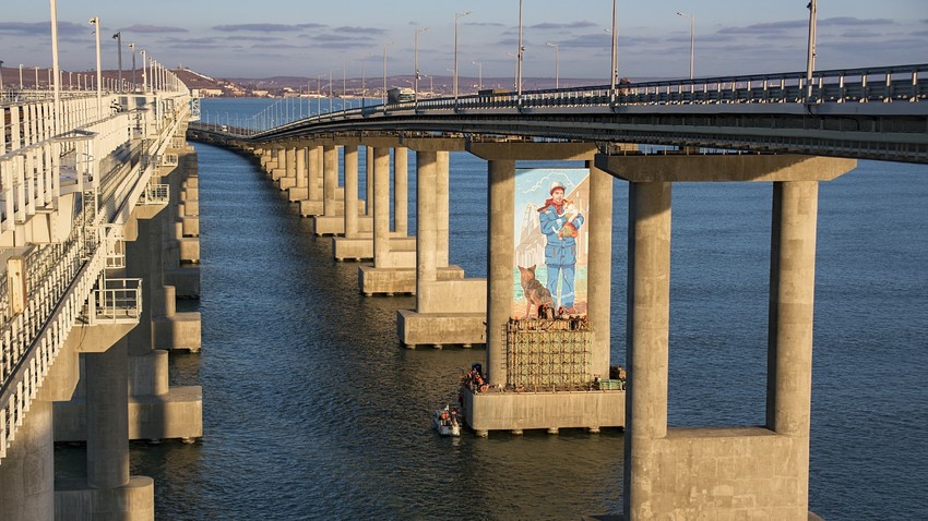 le pont de crimee se voit orne dun graffiti geant en lhonneur de sa