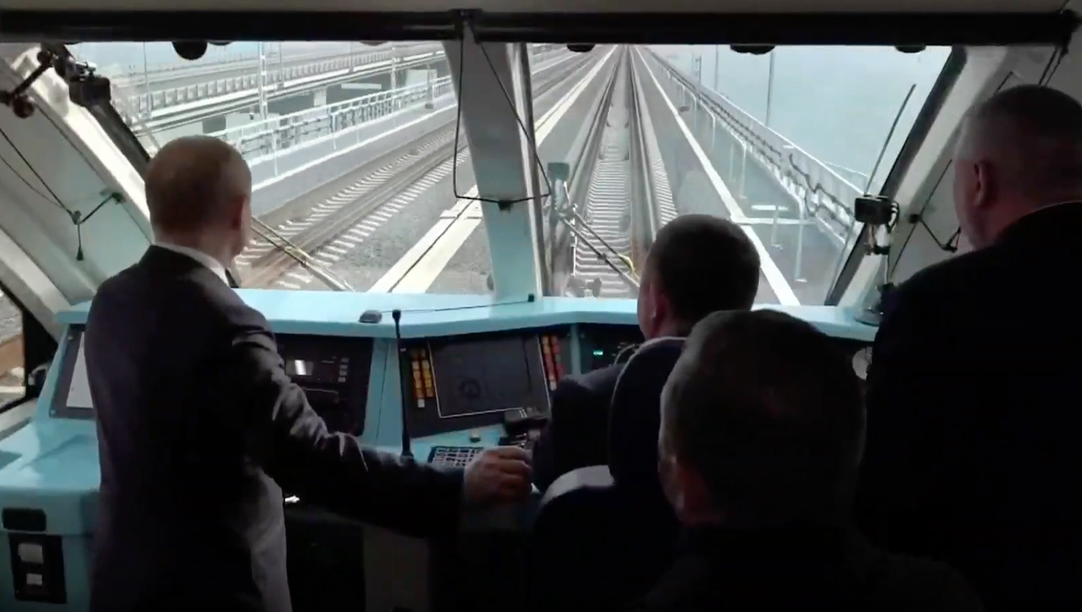 vladimir poutine inaugure le troncon ferroviaire du pont de crimee