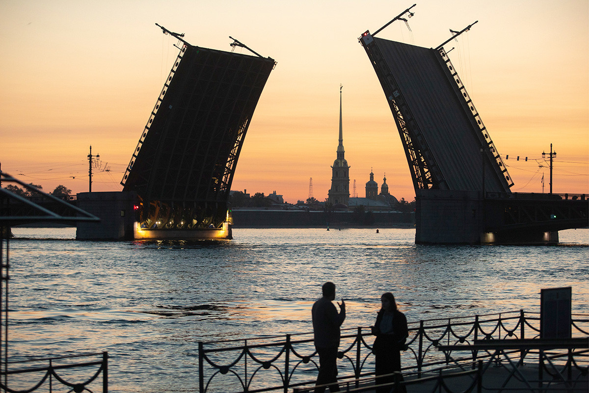 Дворцовият мост над Нева с Петропваловската крепост на заден план по изгрев, Санкт Петербург, 16 юли 2019 г.