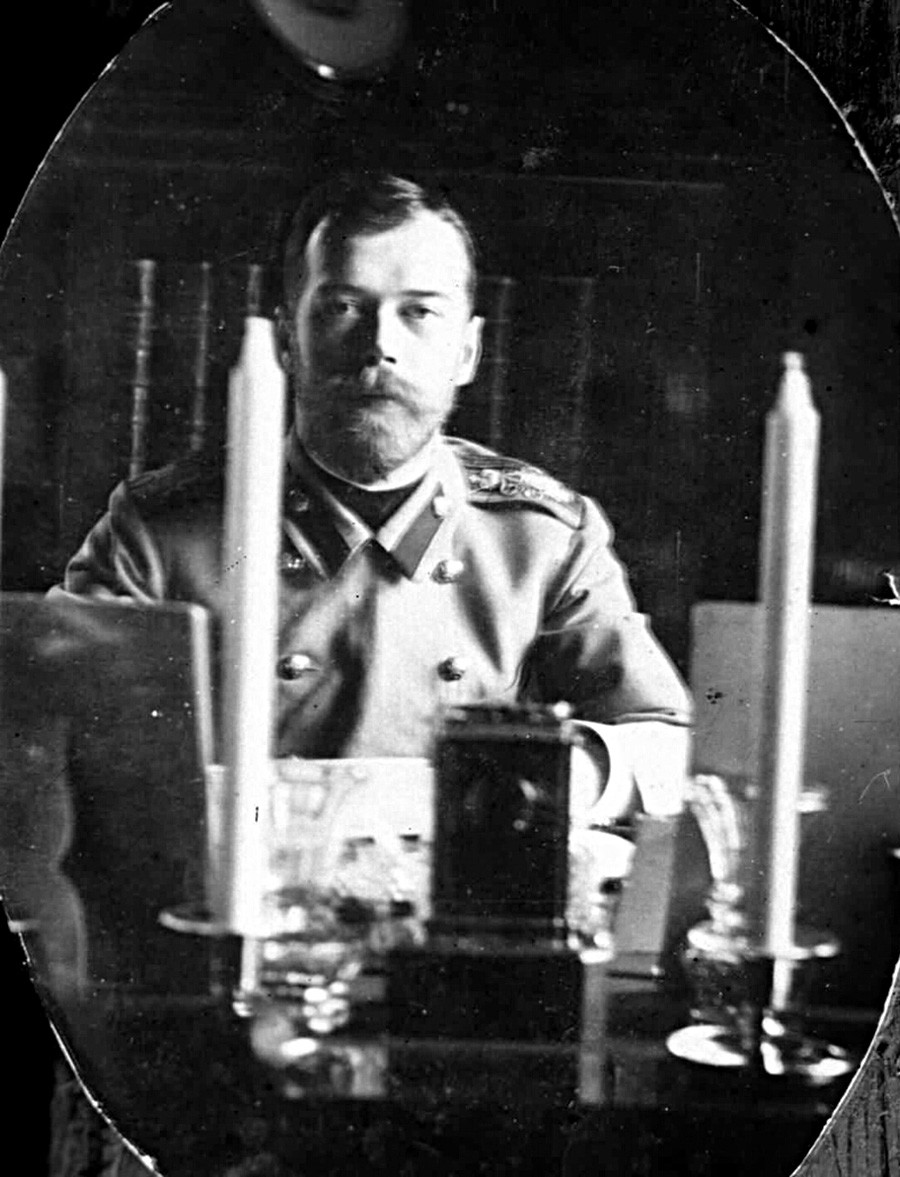 Un día en la vida de un emperador ruso Nicholas II tomando una selfie en su estudio, 1900