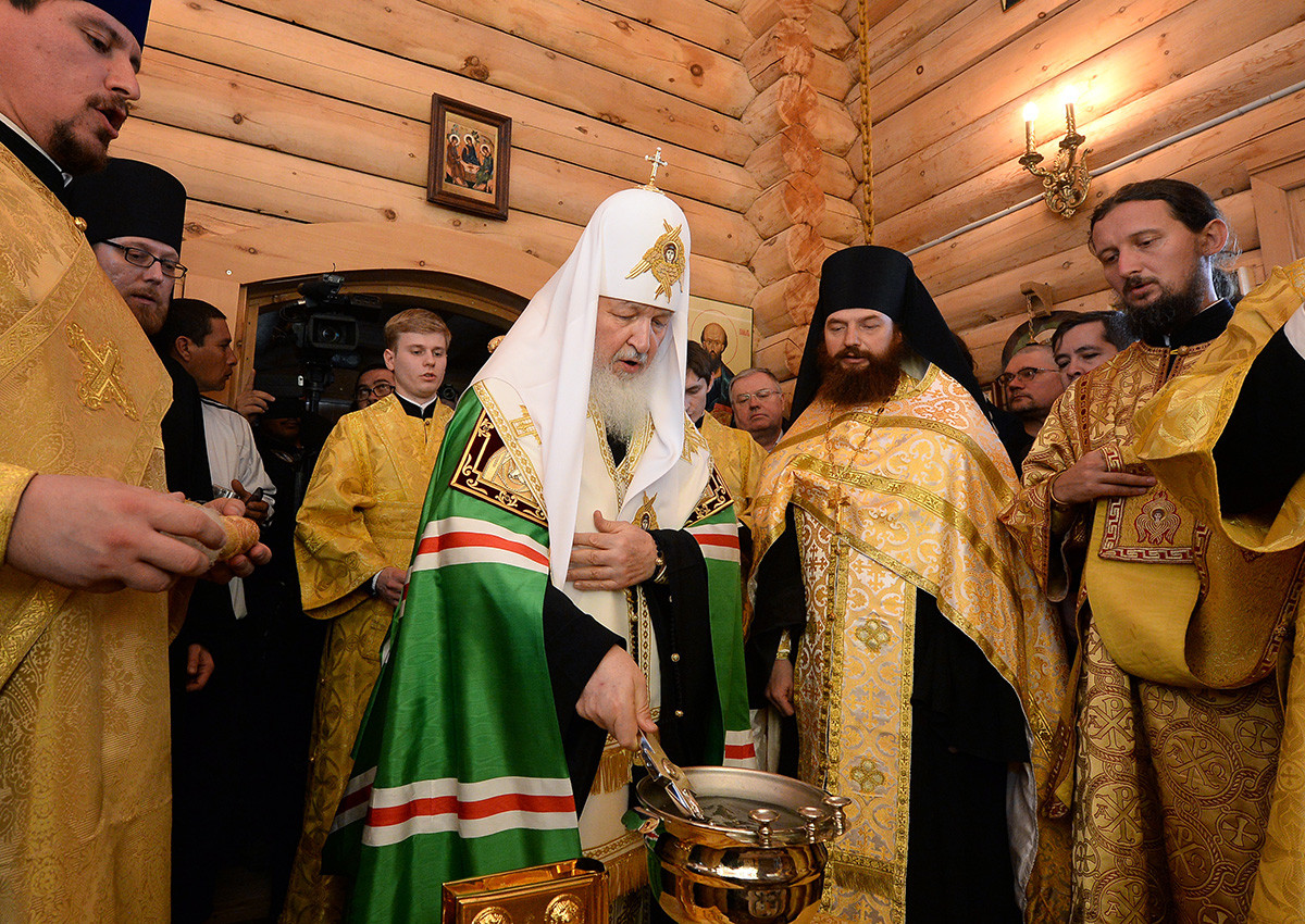 Патријарх Кирил врши службу у цркви Свете Тројице на руској истраживачкој станици „Белингсхаузен” на острву Светог Георга