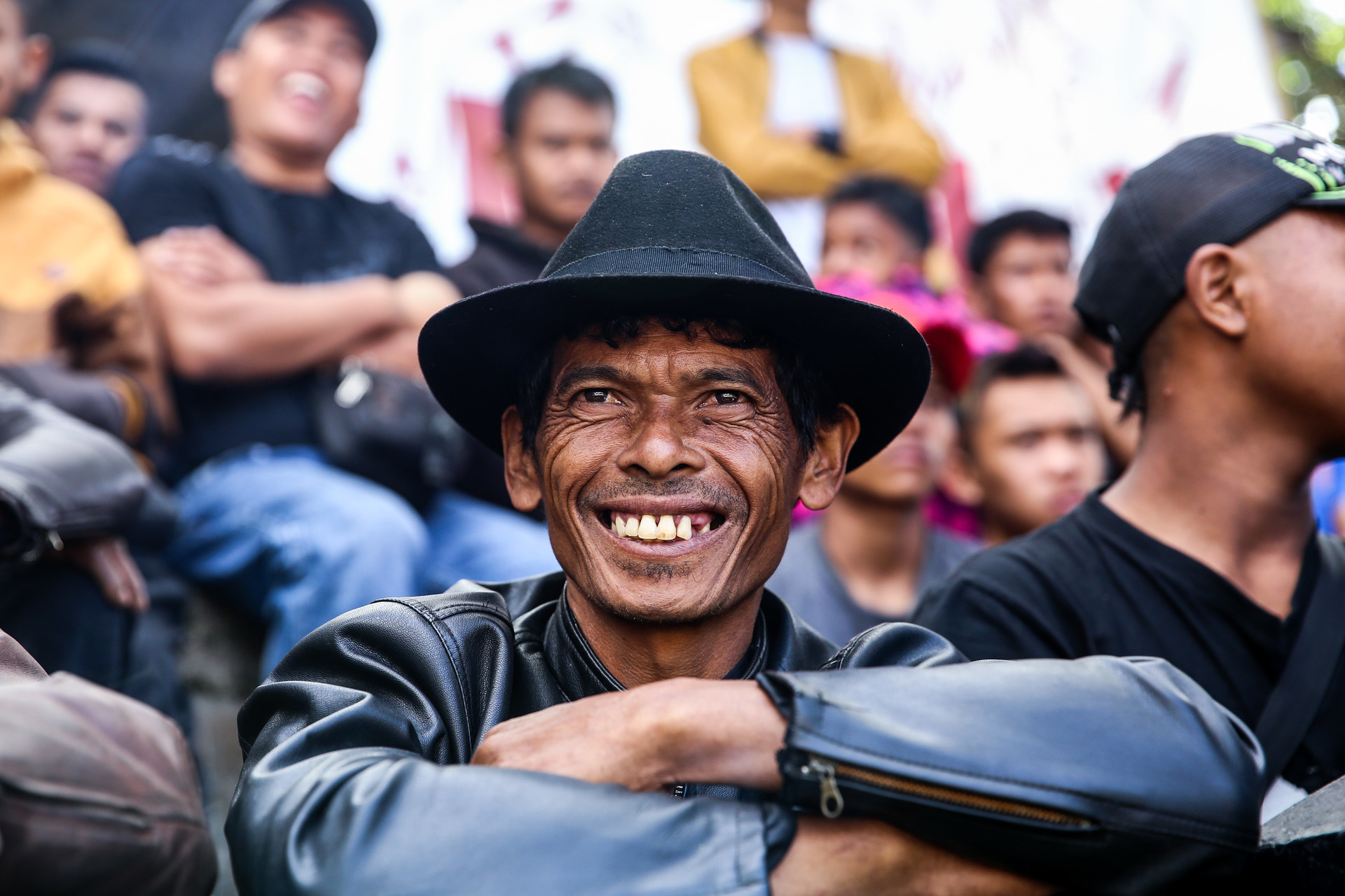 Sepuluh Kebiasaan Orang Indonesia  yang Mengejutkan Orang  