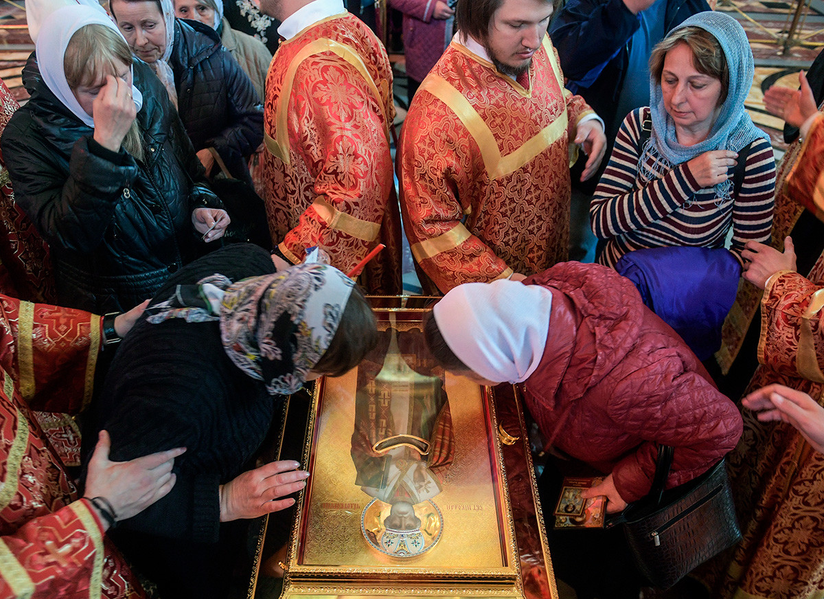 Вярващите пред мощите на Свети Николай Чудотворец в катедралният храм