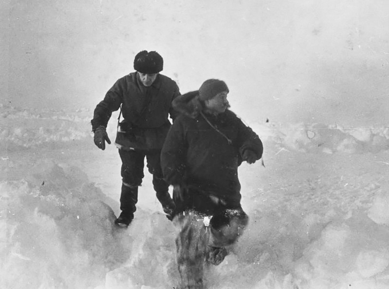 流氷に乗って274日間漂流したソ連の研究者たち