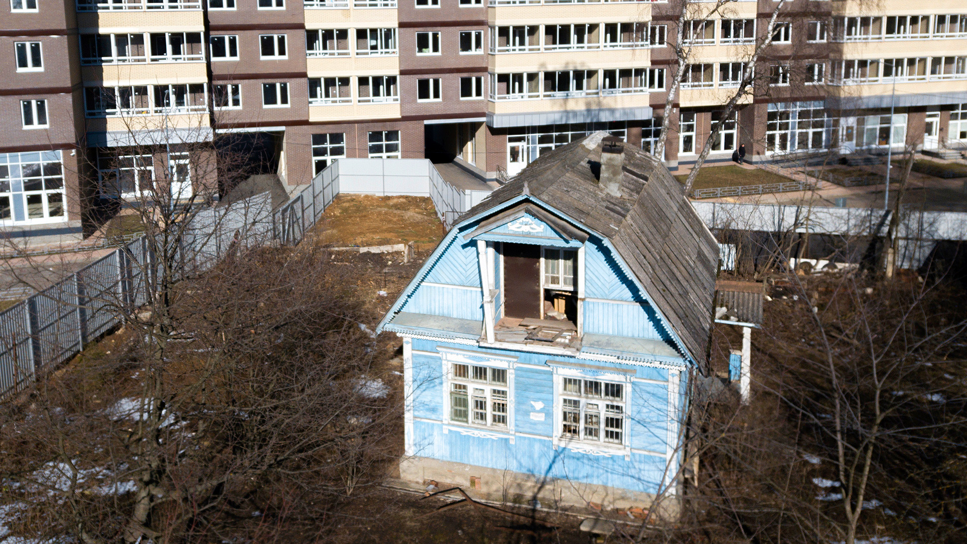 コンクリートの巨大な建物に囲まれた最後の木造家屋 写真特集 ロシア ビヨンド