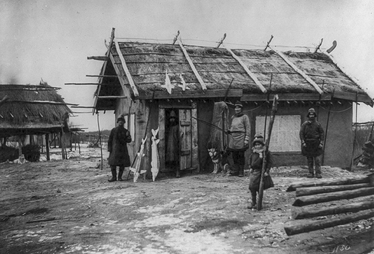 Aldeia nanai ao longo do rio Amur, ao norte de Khabarovsk
