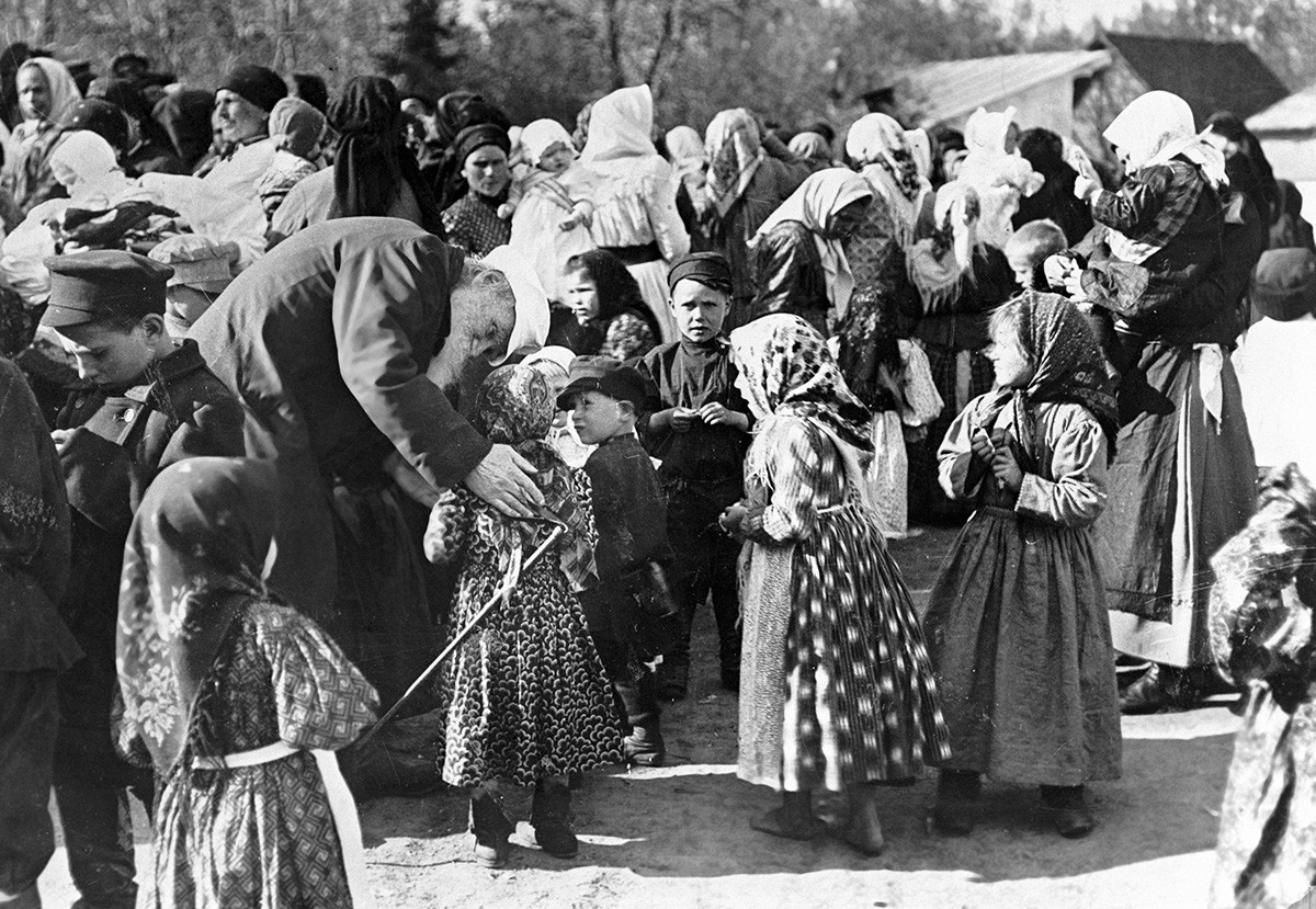 Leo Tolstoy talking to peasant kids in Yasnaya Polyana