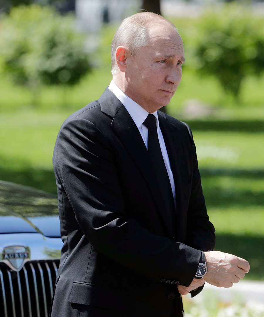 Why Does Putin Wear His Watch On His Right Wrist Russia Beyond