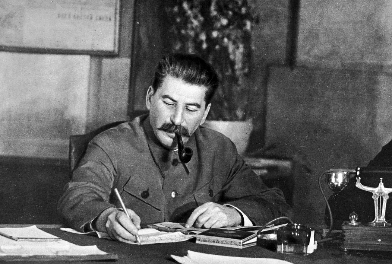 De Que Forma O Historiador Caracteriza O Governo De Stalin