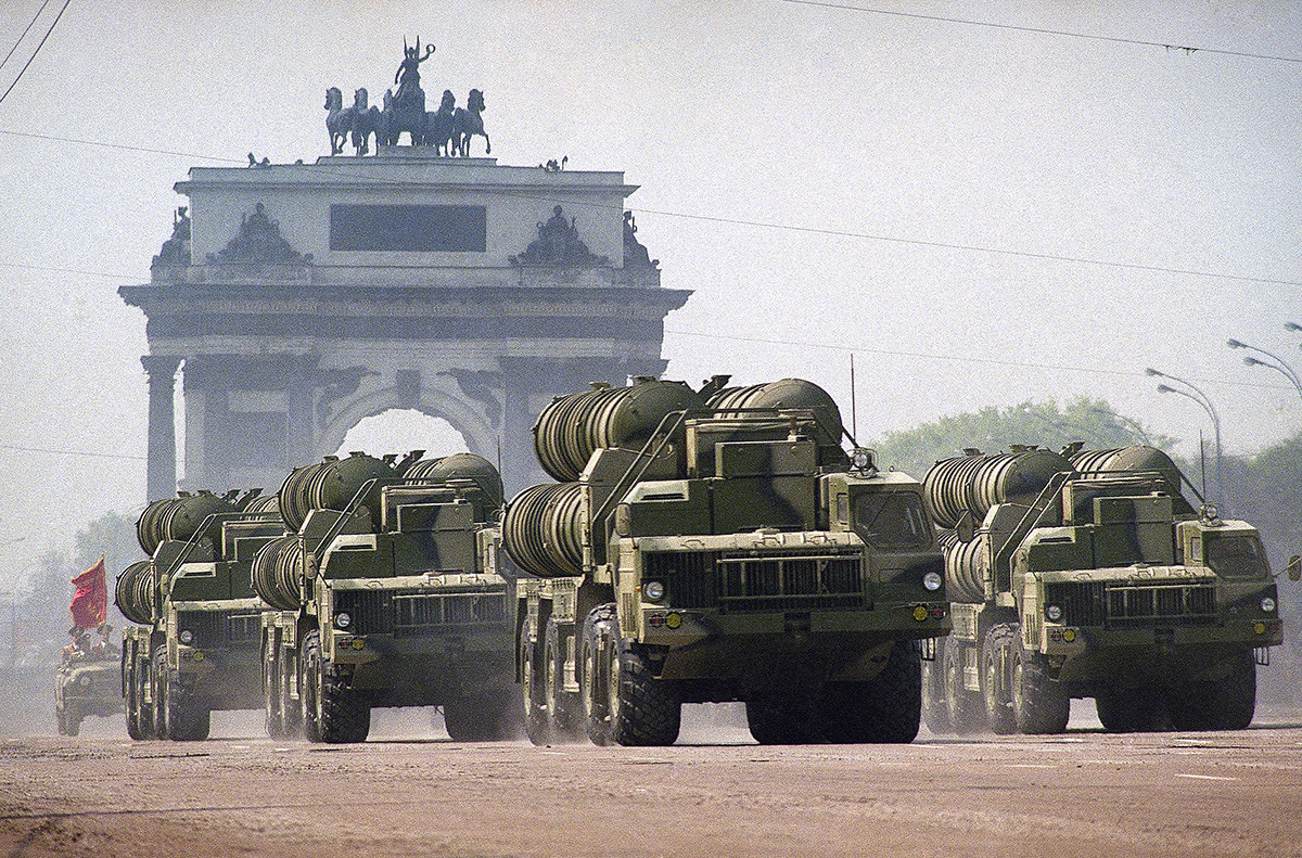Военни камиони, превозващи ракети за С-300 на един от основните московски булеварди, минавайки през Триумфалната арка на Москва във вторник, 9 май 1995 г.