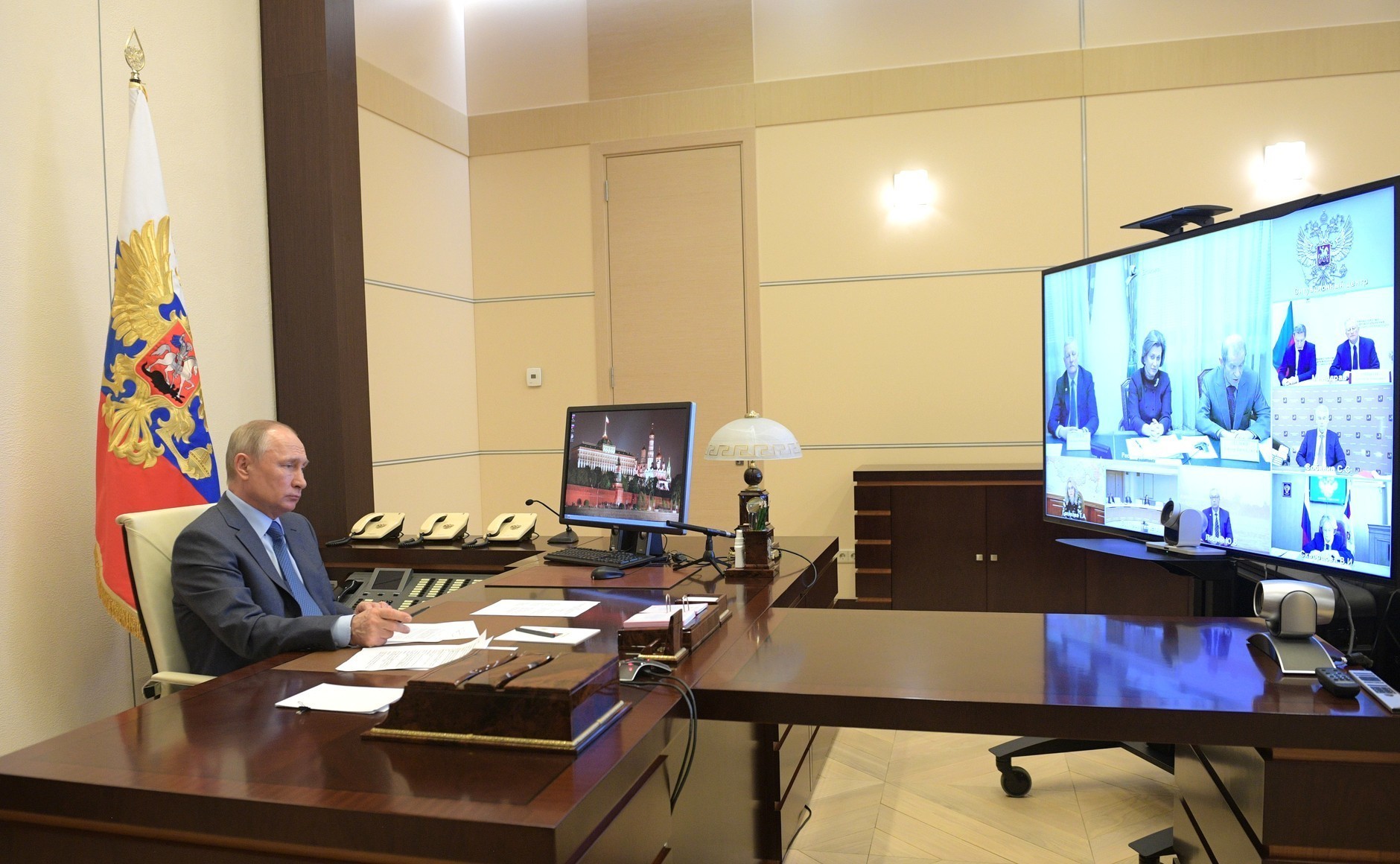 Vladimir Putin na sestanku, posvečenem sanitarno-epidemiološkim razmeram v Rusiji